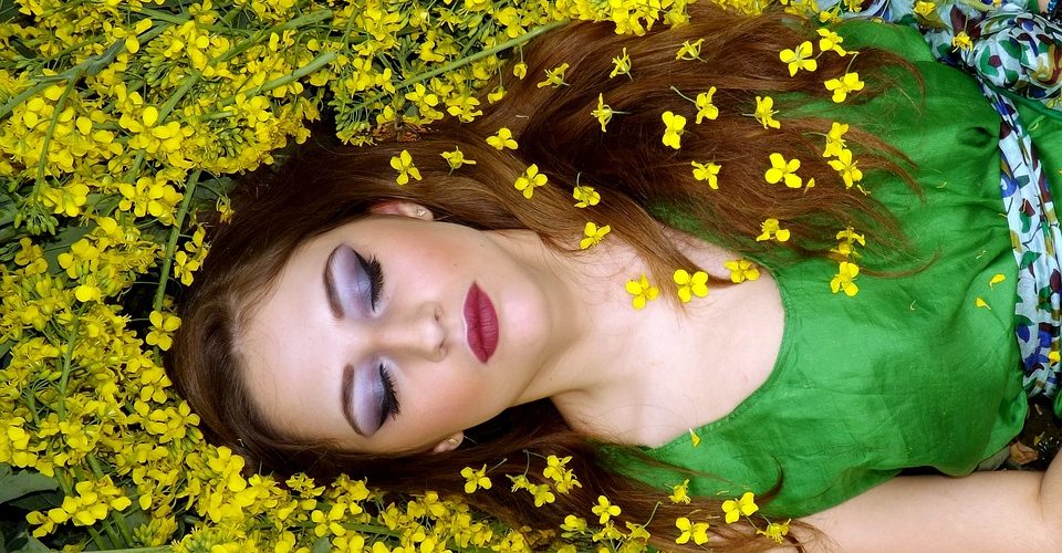 Jeune femme qui rêve - Source : PixaBay