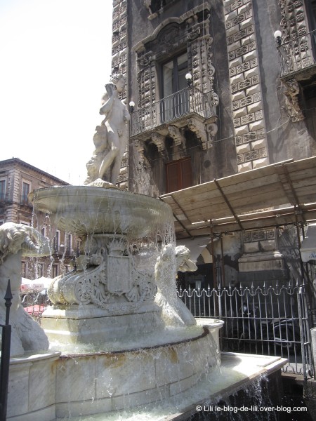 Sicile-fontaine-Catane.JPG