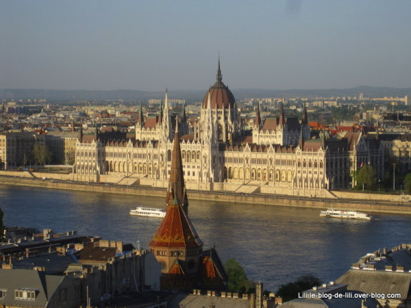Vue-sur-le-Parlement-de-Budapest.JPG
