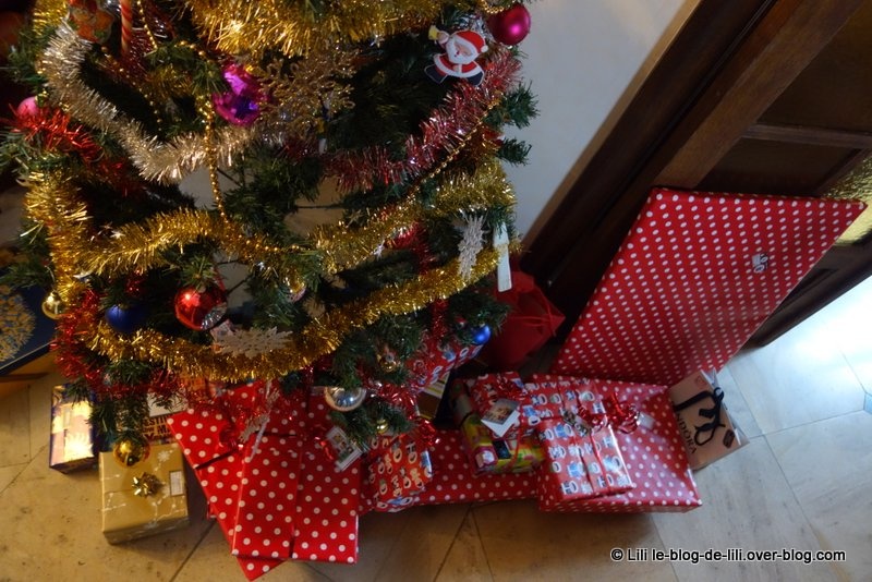 Le père Noël passe toujours trois fois : un sapin et des cadeaux
