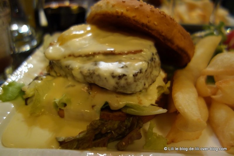 Un burger savoyard au Palace café, à Paris