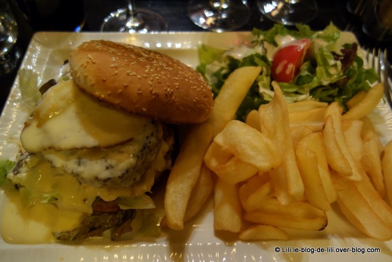 Un burger savoyard au Palace café, à Paris