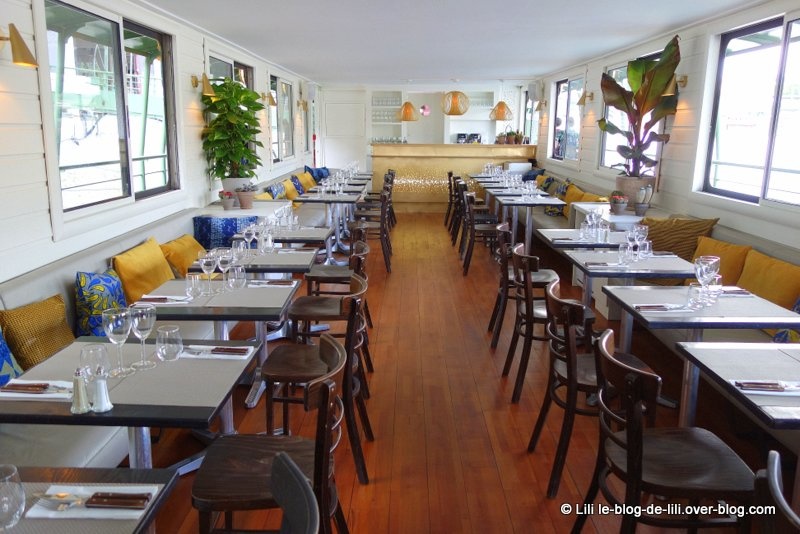 La péniche : le restaurant, la décoration... Bercy en fond !