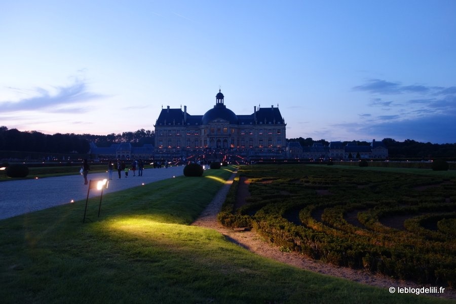Le château de Vaux le Vicomte, de jour et de nuit, aux chandelles 