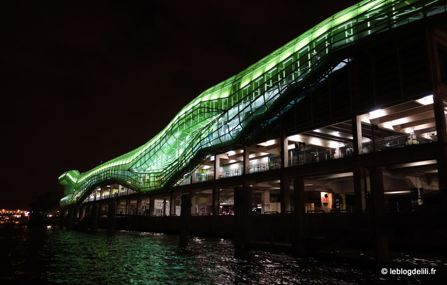 Un apéro-blog sur la Seine, entre les monuments de Paris illuminés