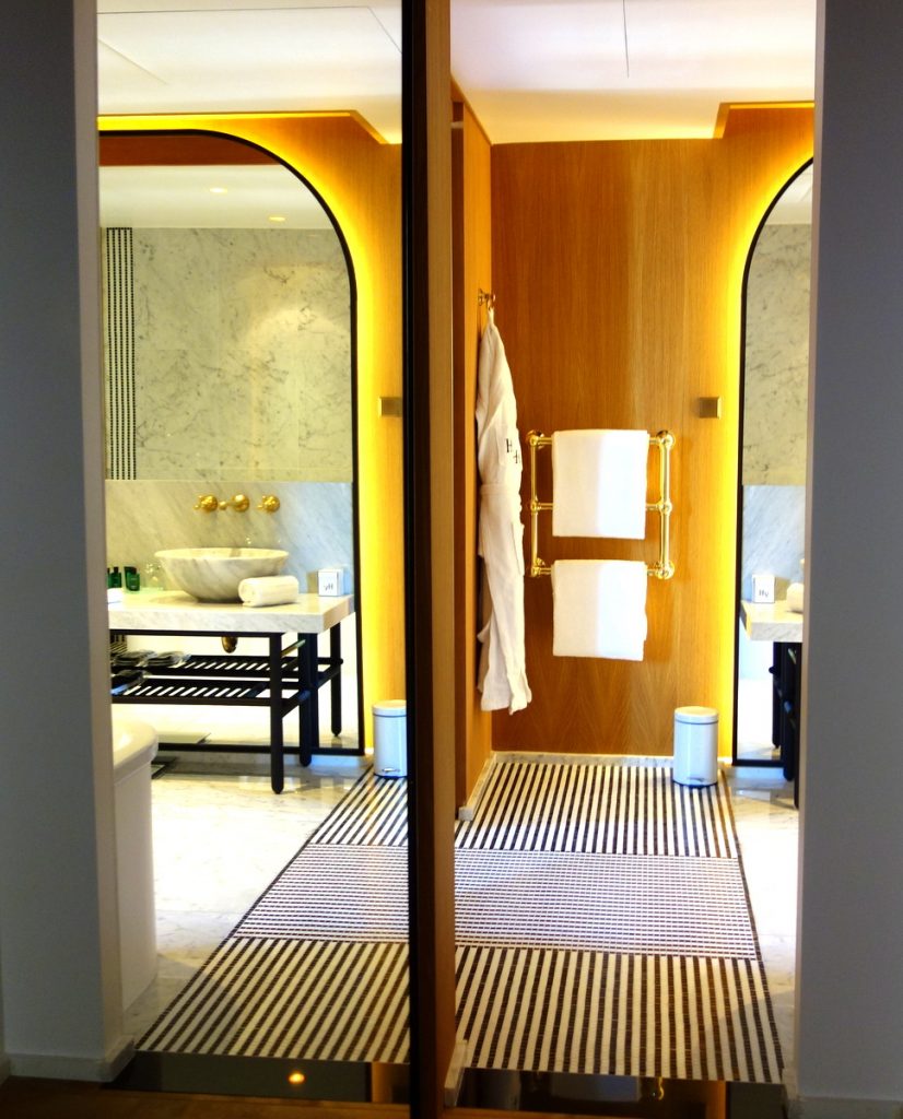 La salle de bains de notre suite à l'hôtel Vernet, un 5 étoiles parisien