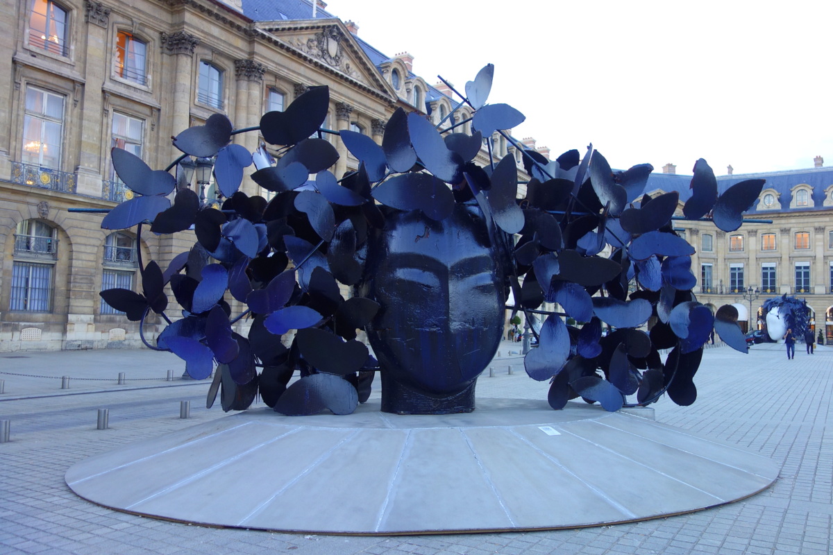 Sculpture de Manolo Valdés, place Vendôme