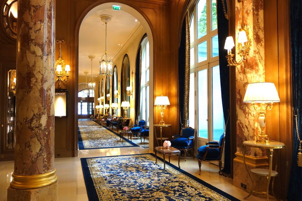 Un goûter à la française dégusté dans le salon Proust du Ritz Paris ...