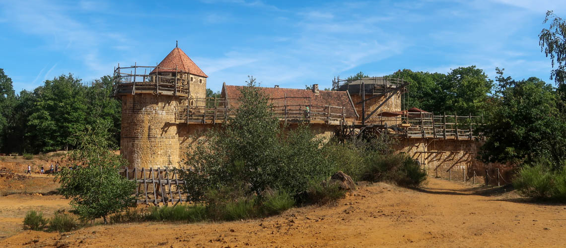 La construction du château fort de Guédelon dans l'Yonne joue les  prolongations pour une bonne décennie