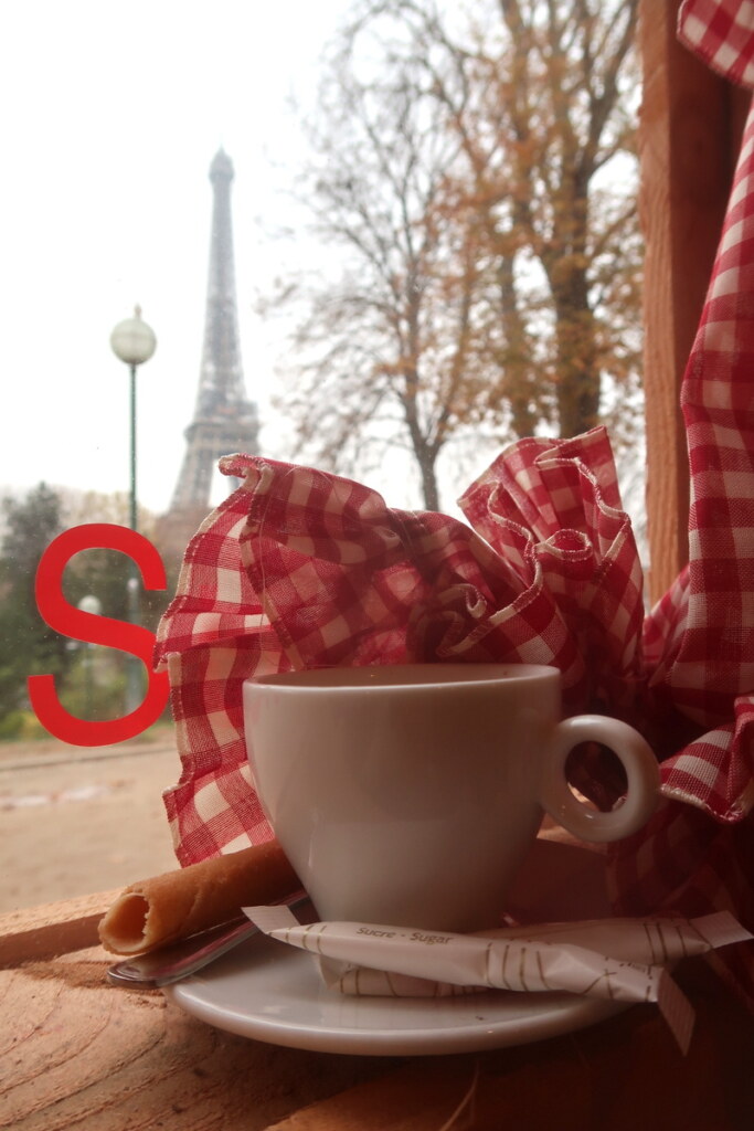 Une fondue avec vue sur la Tour Eiffel ? Oui, au village éphémère Place