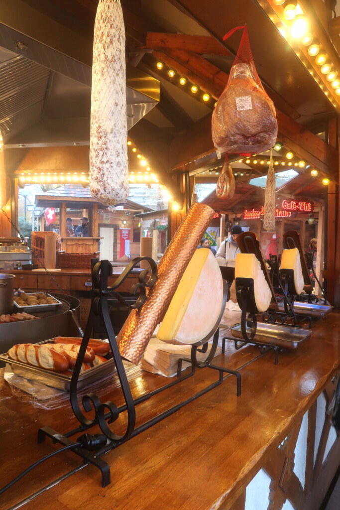 Une fondue avec vue sur la Tour Eiffel ? Oui, au village éphémère Place